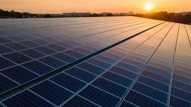 Tipos de geração distribuída com painéis solares instalados em diferentes imóveis